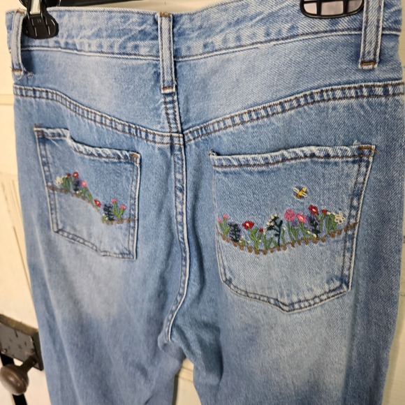 S.O.N.G. Denim - SONG Timeless Fit Light Wash Embroidered Flower Jeans Women's Size‎ 3 26